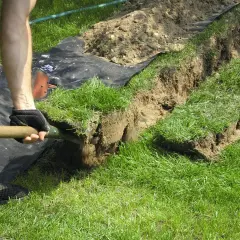 Kopanie rowu pod kabel ziemny. Czy kabel ziemny musi być w peszlu? To pytanie, na które odpowiedź zależy od wielu czynników.