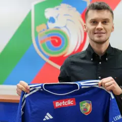 Piłkarz prezentuje niebieską koszulkę Miedzi Legnica. To nowy nabytek, wzmocnienie w ramach transferów.