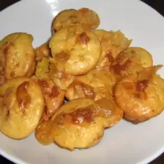 Petits muffins dorés au reblochon, parfaits pour un apéritif savoyard.