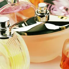 Kolekcja flakonów perfum w pastelowych kolorach. Dowiedz się, jak przechowywać perfumy, by zachowały świeżość.