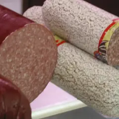 Kawałek ciemnej i jasnej salami, z czego jest salami, widać przekrój.