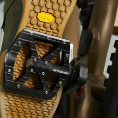 Buty rowerowe z podeszwą Vibram i pedały B'TWIN. Idealne, jakie pedały do roweru trekkingowego dla pewnego chwytu.