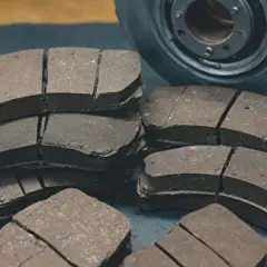 Piles de plaquettes de frein neuves, prêtes à être installées. Chaque roue de voiture utilise généralement deux plaquettes.