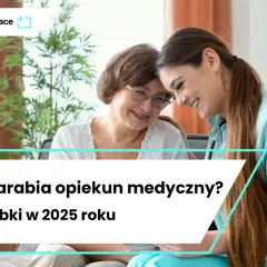 Uśmiechnięta opiekunka medyczna i starsza kobieta. Dowiedz się, ile zarabia opiekun medyczny w 2025 roku.