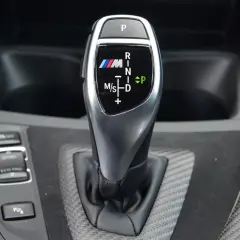 Dźwignia zmiany biegów BMW M z oznaczeniami automatyczna skrzynia biegów: P, R, N, D, M/S.