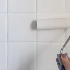 Odśwież kafelki w weekend! Jak pomalować płytki krok po kroku