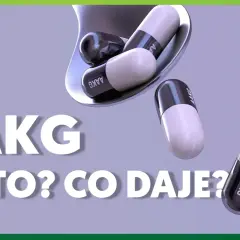 Kapsułki AAKG na łyżce i obok. Dowiedz się, aakg co to jest i jakie daje korzyści.