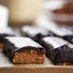 Domowe batony proteinowe przepis. Czekoladowe polewy i chrupiące wnętrze. Idealne na szybką przekąskę.
