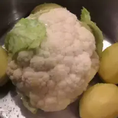 Coliflor y patatas en un bol, ingredientes para deliciosas recetas con coliflor y huevo.