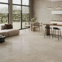 Nowe wnętrze z podłogą z jasnej terakoty, co to za materiał? W salonie sofa, przy oknie stół z krzesłami, w kuchni wyspa z hokerami.