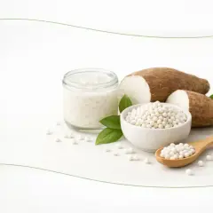 Korzeń manioku, kulki tapioki w miseczce i słoiku, łyżka z tapioką. Tapioka co to? Naturalny składnik deserów.
