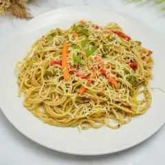 Espaguetis con carne picada y verduras, cubiertos de queso rallado y perejil fresco. Un plato delicioso y nutritivo.