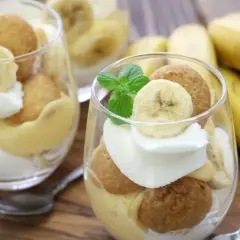 Szybki deser z bananów, ciastek i kremu. Idealny, gdy masz ochotę na coś słodkiego.