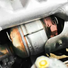 Système d'échappement de voiture, avec un catalyseur rouillé. La suppression du FAP peut permettre un gain de puissance.