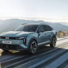 Nowy Dacia c neo STRIKER przemierza krętą, ośnieżoną drogę w górach.