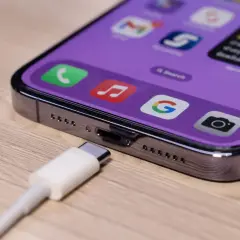 Ładowanie iPhone'a przez USB-C. Dowiedz się, jak dbać o baterie iPhone, by służyły dłużej.