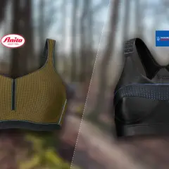 Deux soutiens-gorge de sport femme, un kaki Anita et un noir Thuasne, prêts pour l'aventure en forêt.