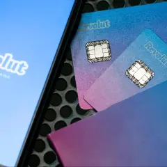 Karty Revolut i ekran telefonu z logo. Szybkie płatności z Revolut przelew natychmiastowy to wygoda.