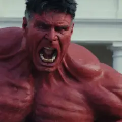 Le Red Hulk, ressemblant à Harrison Ford en colère, hurle devant une façade blanche.