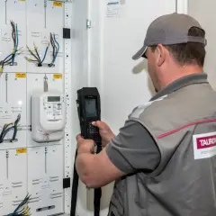 Pracownik Tauron wymiana licznika. Uważaj na oszustów, to nie jest zwykła wizyta.