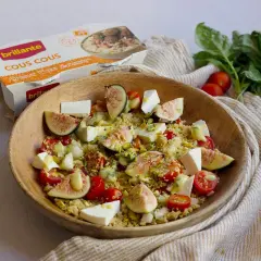 Ensalada de cous cous con higos, queso feta, tomates cherry y pistachos. Un plato fresco y delicioso.