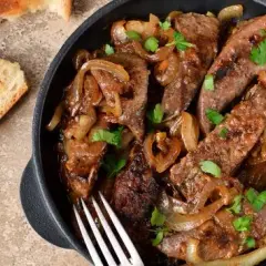 Jak usmażyć wątróbkę drobiową? Soczysta i miękka w 5 minut!