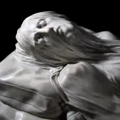 La Pudicizia napoletana, scultura in marmo che incarna la grazia e la fragilità, con un velo che copre il volto.