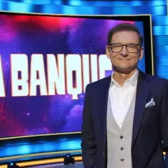 Prowadzący w garniturze przed ekranem z napisem "Va banque". Czy to już va banque ostatni odcinek?