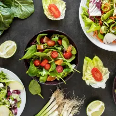Kolorowe sałatki, świeże warzywa i owoce. Idealne na zdrowy catering dietetyczny Sopot.