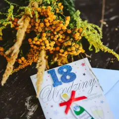Kartka urodzinowa DIY: Pomysły, techniki i poradnik krok po kroku