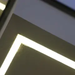 Nowoczesny profil led do elewacji tworzy geometryczne linie świetlne, podkreślając architekturę budynku.