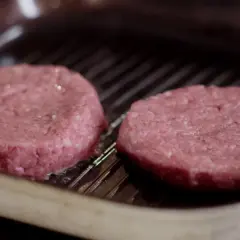 Jak usmażyć idealnego burgera? Sekret soczystego mięsa krok po kroku