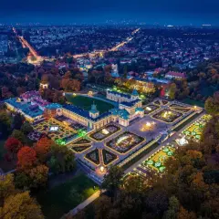 Nocne ogrody świateł Warszawa w Wilanowie. Pałac i iluminowane ogrody w jesiennej scenerii.