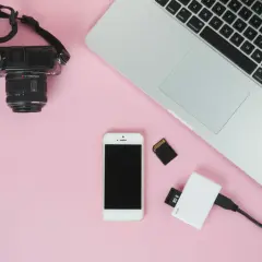 Przenieś zdjęcia z aparatu na smartfon: Wi-Fi, kabel czy czytnik?