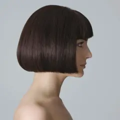 Profilo di donna con french bob scuro e netto. Un taglio che valorizza i lineamenti, un classico intramontabile.