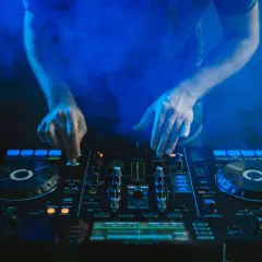 Skąd DJ-e biorą muzykę? Odkryj legalne źródła i platformy
