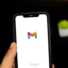 Telefon z logo Gmail. Dowiedz się, jak ustawić domyślne konto Google, by usprawnić zarządzanie pocztą.