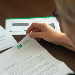 Osoba analizuje dokument ZUS, który zawiera informacje o składkach na ubezpieczenie wypadkowe.