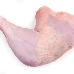 Una zampa di tacchino cruda, con la pelle rosata e squamosa alla fine, pronta per essere cucinata.