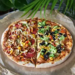 Imponująca pizza 100cm podzielona na pół: jedna strona z kurczakiem i warzywami, druga z brokułami i oliwkami.