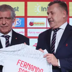 Dwóch mężczyzn w garniturach prezentuje koszulkę z napisem "Fernando Santos". To dowód na to, że polscy trenerzy za granicą odnoszą sukcesy.