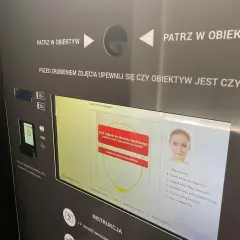 Automat do robienia zdjęć do dowodu osobistego. Instrukcja krok po kroku, jak uzyskać idealne zdjęcie.