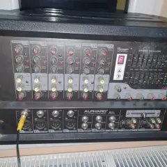 Mikser Alphard MS12 z wieloma pokrętłami do regulacji dźwięku, w tym EQ. Widoczny jest też suwak "treble co to" na panelu.