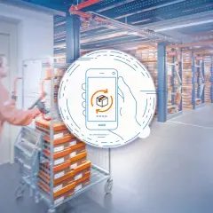 Pracownik magazynu obsługuje logistykę odzysku, korzystając z aplikacji mobilnej do zarządzania zwrotami.