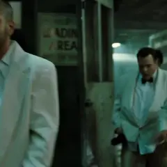 Uomini in giacca bianca, un'immagine che evoca il fight club significato psicologico: la ricerca di identità e ribellione.