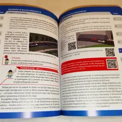 Kategoria c: podręcznik do nauki jazdy z ilustracjami i kodami QR, omawiający zasady zachowania odstępu od innych pojazdów.