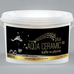 Białe wiaderko z czarną etykietą, na której widnieje napis "AQUA CERAMIC kafle w płynie" oraz grafika przedstawiająca wodę i złote kwadraty.