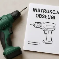Zielona wkrętarka obok instrukcji obsługi z rysunkiem wkrętarki.