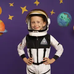 Dziecko w stroju astronauty, gotowe na kosmiczną przygodę. Jak zrobić strój astronauty? To proste!
