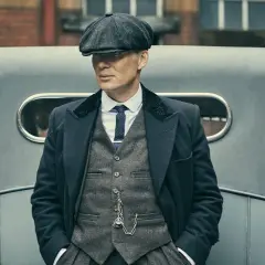 Tommy Shelby in seiner ikonischen Kleidung, bereit für die **Peaky Blinders neue Staffel**.